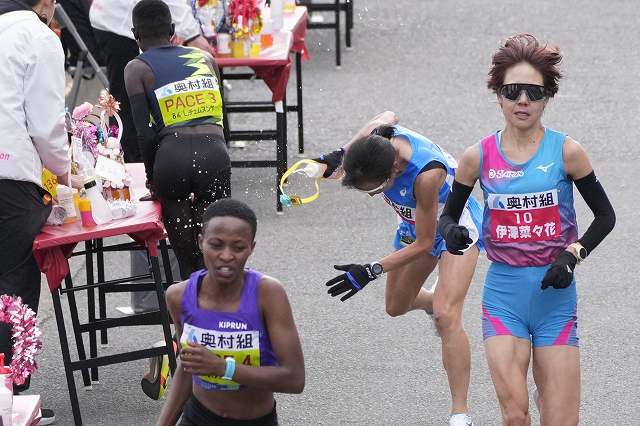 ペースメーカーの選手と小林が給水地点で接触。予期せぬトラブルが発生した。写真：産経新聞社