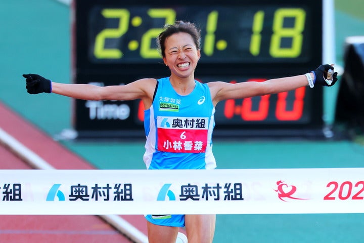 日本歴代10位の２時間21分19秒で日本人トップとなる２位に入った小林香菜。この日の中継では白バイ隊員にも注目が集まった。写真：西村尚己/アフロスポーツ