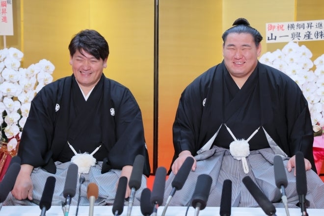 昇進伝達式を終え、笑顔で会見に臨む豊昇龍（右）と立浪親方（左）。写真：産経新聞社