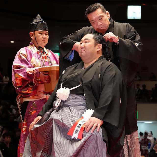 引退相撲で断髪式に臨んだ元徳勝龍の千田川親方。写真：産経新聞社