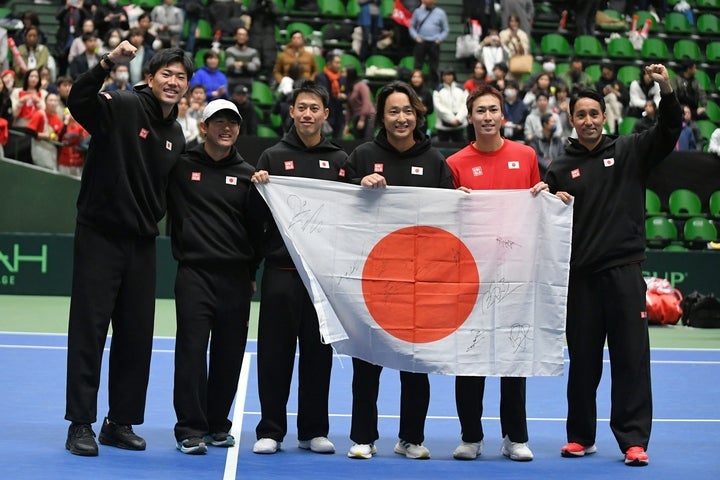 逆転でイギリスから初勝利を挙げた日本デ杯チーム。左から柚木武、西岡良仁、錦織圭、添田豪監督、綿貫陽介、内山靖崇。写真：スマッシュ編集部