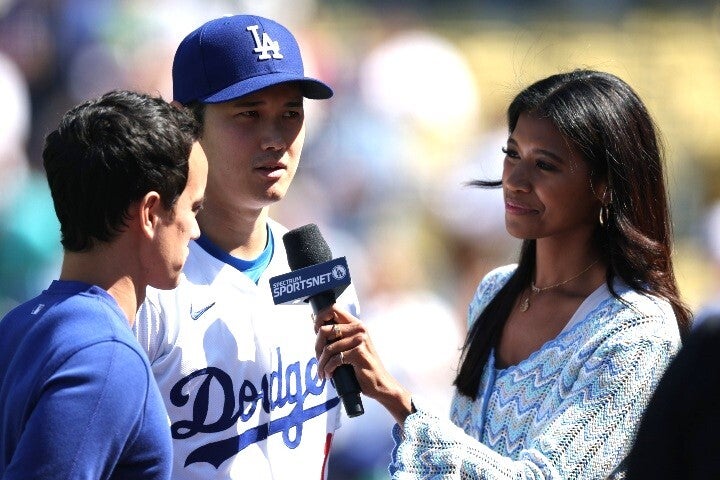 大谷（中央）にインタビューする地元レポーターのワトソン氏（右）。(C) Getty Images