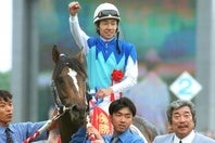 26年前、アドマイヤベガに騎乗した武豊は史上初めて日本ダービー連覇を飾った。写真：産経新聞社