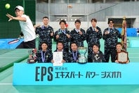 テニス日本リーグ男子、８年ぶり３度目の優勝を飾ったエキスパートパワーシズオカ。左上はチームに流れを呼び込んだS2の望月勇希。写真：田中研治（THE DIGEST写真部）