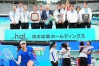 上＝テニス日本リーグ女子、２年連続５度目の優勝を飾った橋本総業ホールディングス。左下＝貴重な先勝を挙げたS2の坂詰姫野。右下＝優勝決め歓喜するメンバーたち。写真：田中研治（THE DIGEST写真部）