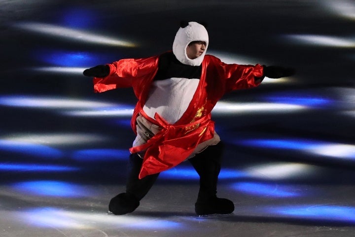 シャイドロフはパンダの着ぐるみ姿で氷上を舞った。(C)Getty Images
