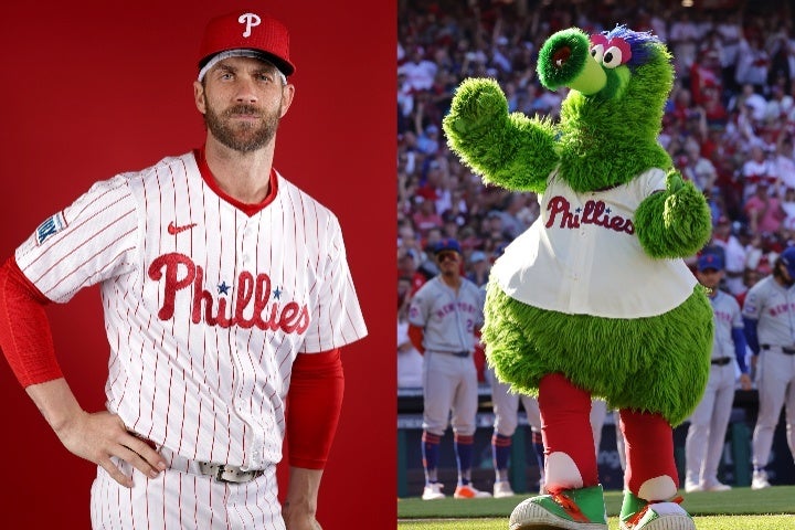 2019年にフィリーズと契約して以来、フィリー・ファナティック(右)と交流を深めているB・ハーパー(左)。(C)Getty Images