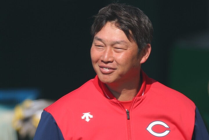 今季で就任３年目を迎えた広島の新井貴浩監督。７年ぶりのリーグ優勝、41年ぶりの日本一を目指す。写真：THE DIGEST写真部