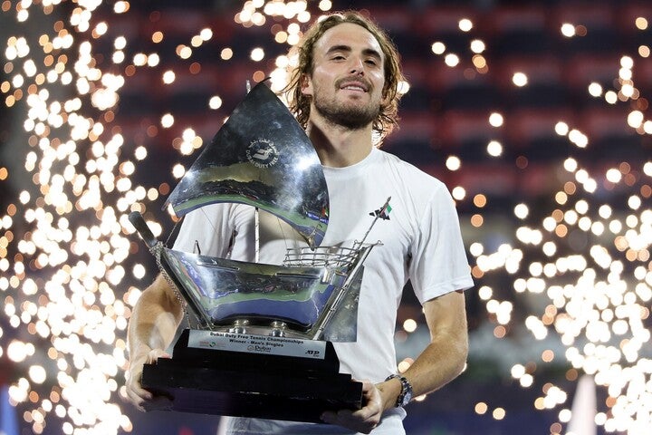 ATP500のタイトルに縁がなかったチチパスが「ドバイ選手権」決勝でオジェ-アリアシムに勝利。「達成できて本当にうれしい」と喜びを語った。（C）Getty Images