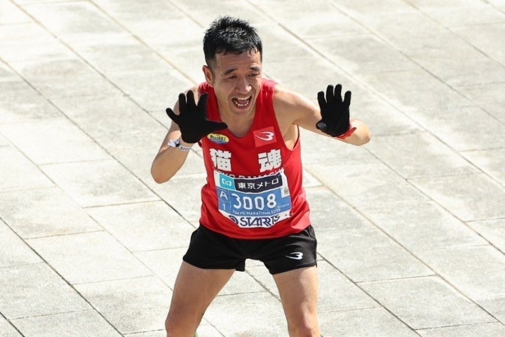 東京マラソンを完走したタレントの猫ひろし。写真：梅月智史（THE DIGEST写真部）