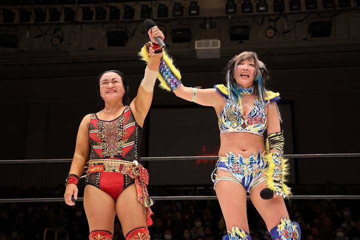 女子プロレス界初となるワンマッチ興行で闘った里村（左）とウナギ・サヤカ（右）。