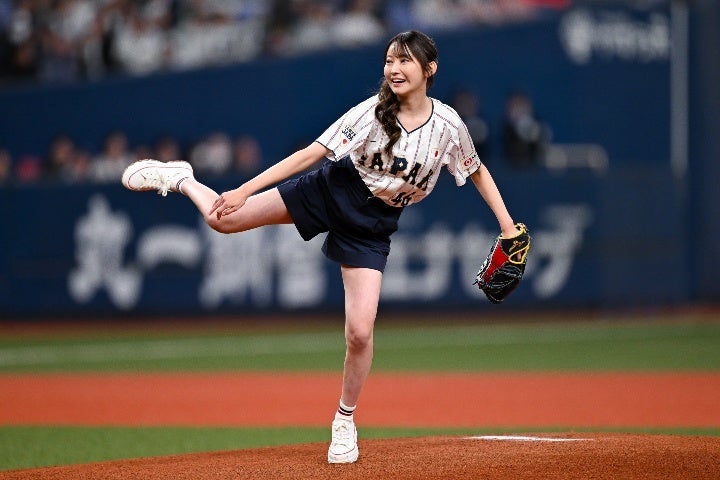 始球式に登場した乃木坂46の黒見さん。(C)Getty Images