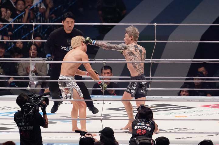 昨年７月の対戦では平本蓮が朝倉未来を１ラウンドTKOで下したが…。写真：野口航志