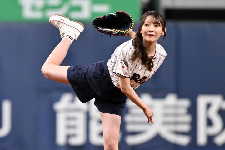 オランダ戦の始球式を務めた乃木坂46の黒見さん。(C)Getty Images