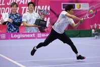 全日本室内テニス選手権、男子シングルスは筑波大の田中佑（写真右）が第１シードの白石光（表彰写真左）を破り頂点に立った。写真：京都府テニス協会（撮影／眞野博正）