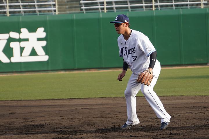 試合後には居残りで特守に励む。レギュラー獲りへ守備でも準備を怠らない。写真：岩国誠