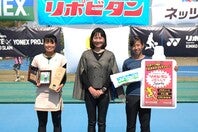 女子シングルス決勝はノーシードの色川渚月（左）がフルセットの末に主催者推薦で勝ち上がってきた13歳の原口礼（右）に競り勝ち優勝を飾った。中央は大会ゼネラルプロデューサーの伊達公子氏。写真提供：ヨネックス