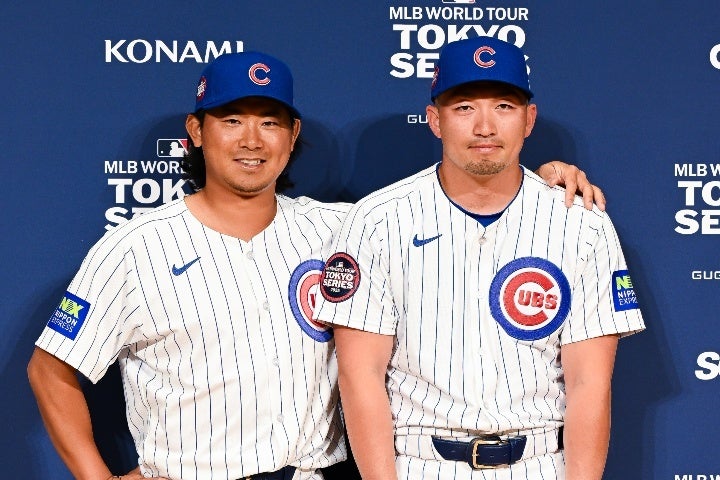 カブスの今永（左）と鈴木（右）は公式会見で記念撮影に応じた。(C)Getty Images