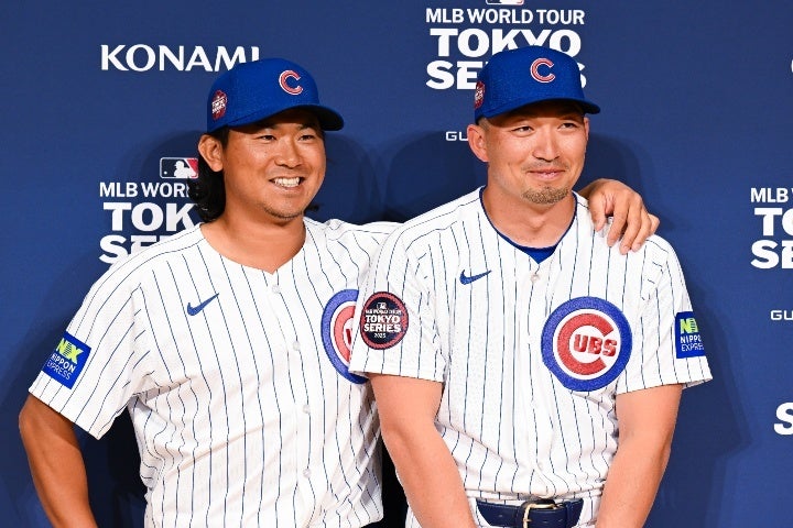 今永（左）は鈴木（右）と肩を組んで記念撮影に応じた。(C)Getty Images