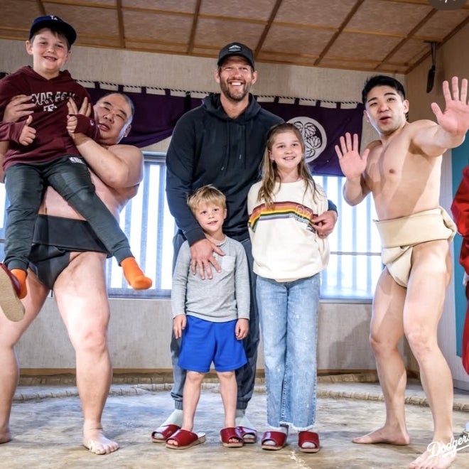 力士たちと並んで満面の笑みを浮かべるカーショウ一家（画像はドジャース公式インスタグラムのスクリーンショット）。