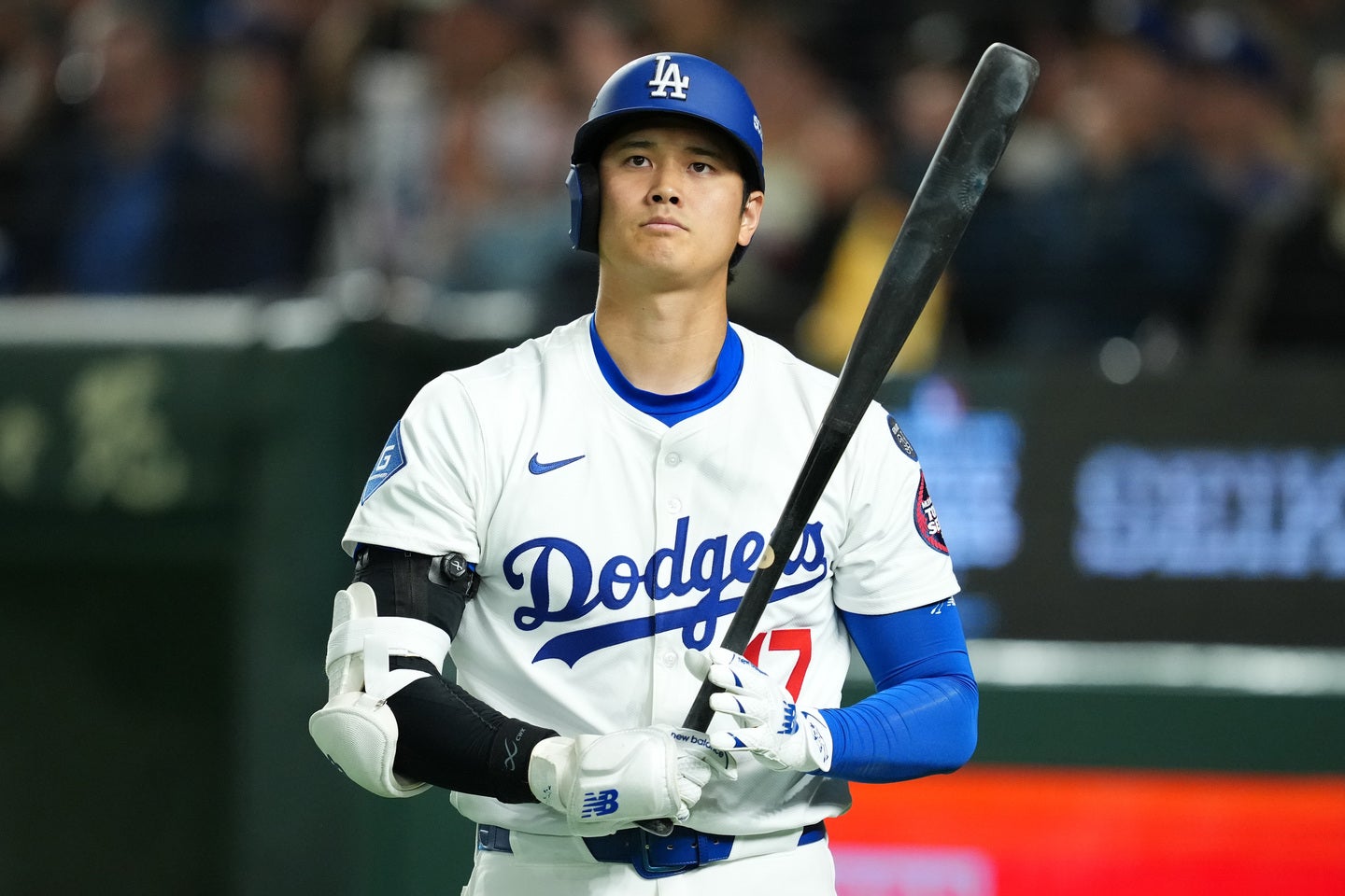 15日巨人戦で豪快２ランを放ったドジャースの大谷。本塁打直後に東京ドームは大歓声に包まれた。(C) Getty Images