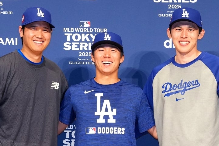 大谷、山本、佐々木の日本人トリオがチームメイトに寿司を振る舞った。(C)Getty Images