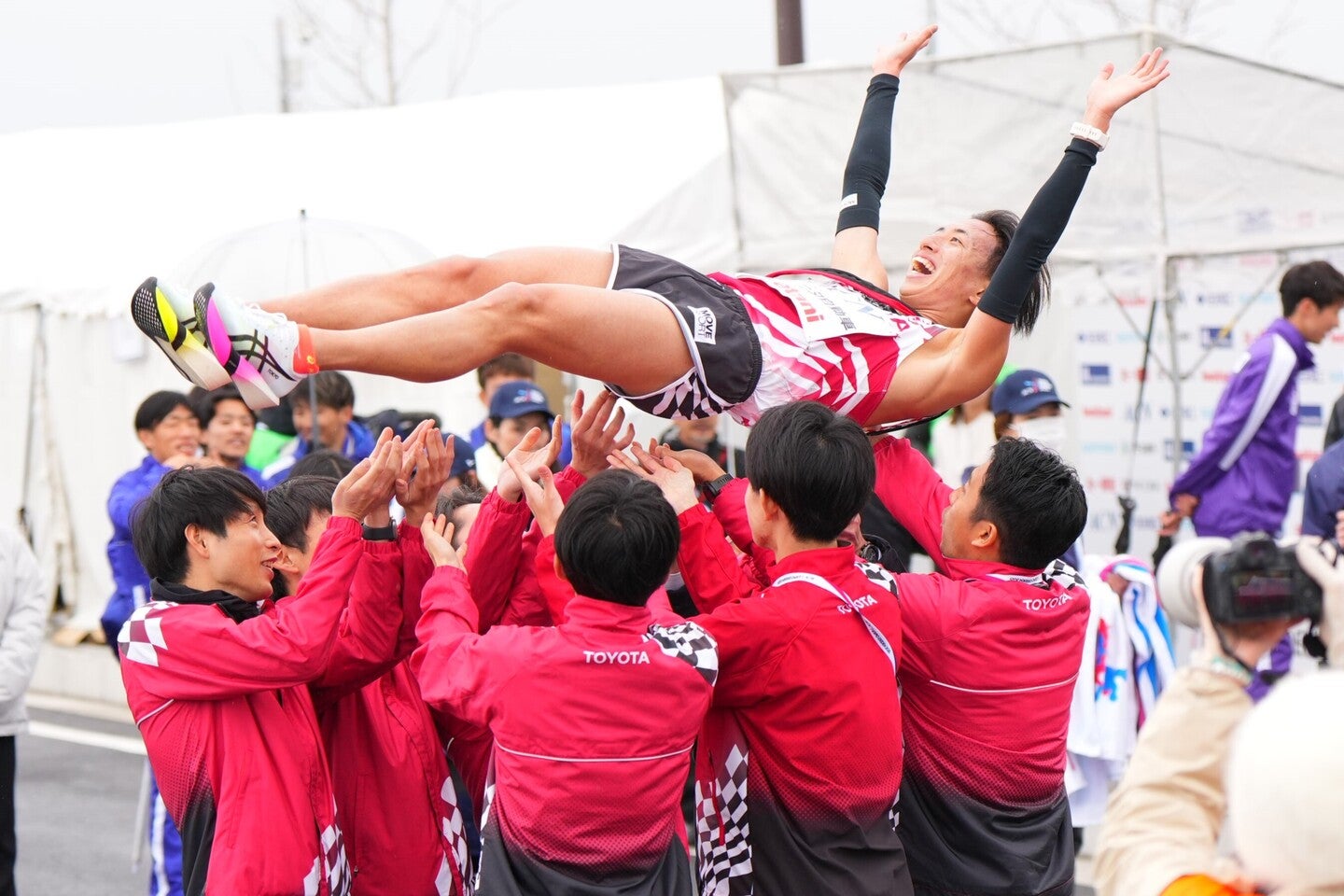 ２位の富士通に１分14秒差をつけて優勝したトヨタ自動車。青山学院大は７位だった。写真：田中研治（THE DIGEST写真部）