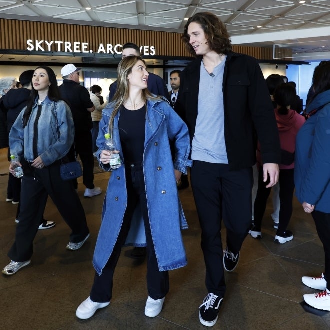 スカイツリーでのデートを楽しむグラスノー（右）と婚約者のメーガンさん（左）。(C)Getty Images