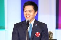 選手たちの走りに感動していた吉村知事。写真：田中研治（THE DIGEST写真部）