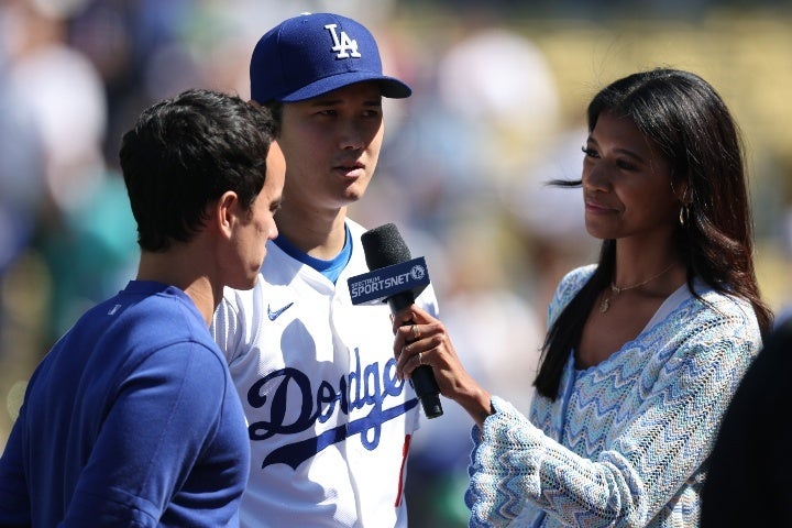 大谷（中央）にインタビューするワトソンさん（右）。(C) Getty Images