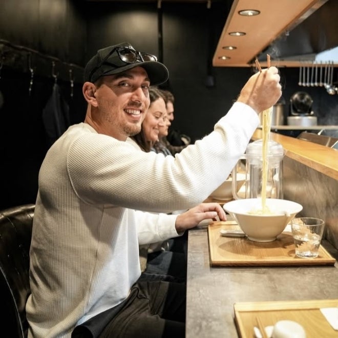 ワンタン入りの人気ラーメンに舌鼓を打つバーンズ（写真はドジャース公式インスタグラムのスクリーンショット）。