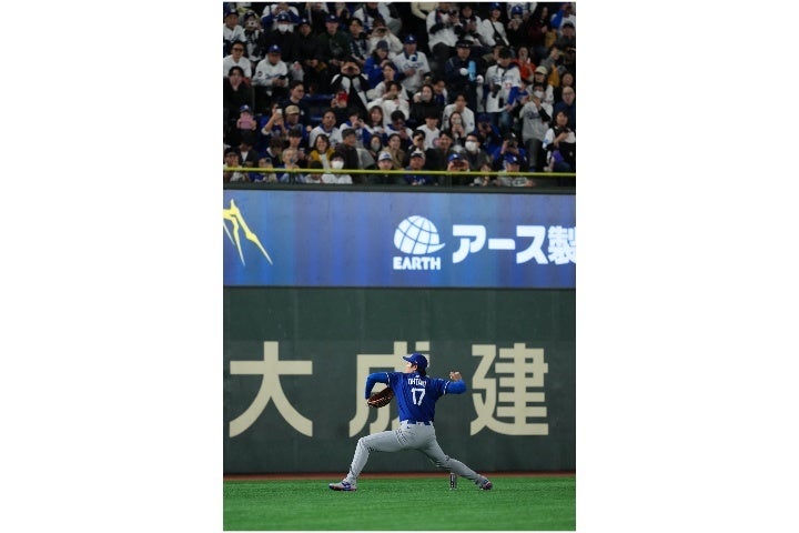 投手・大谷にファンはスマホで撮影し続けた。(C)Getty Images