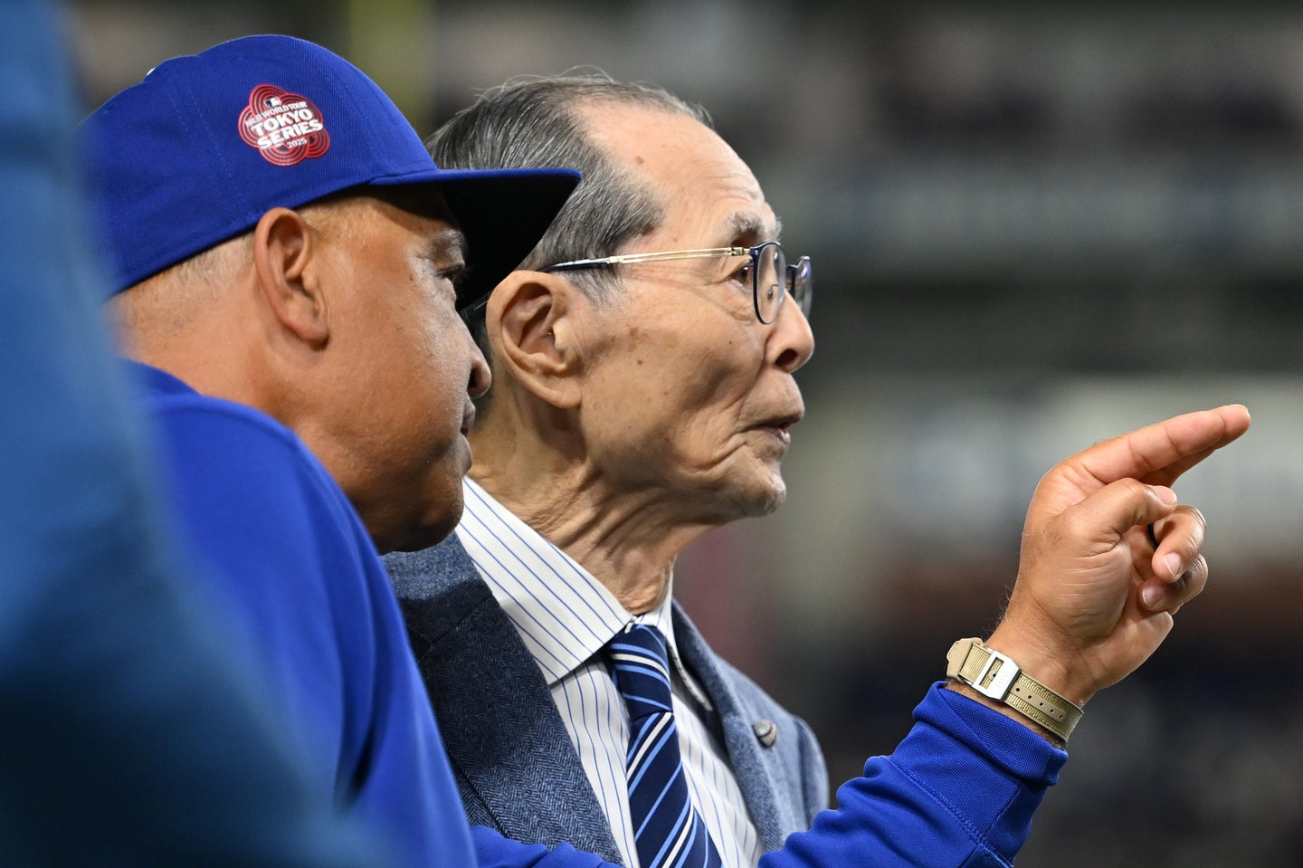 ３月18日にドジャースとカブスのMLB開幕戦が行なわれる東京ドームに現れた王さん（右）とド軍ロバーツ監督（左）。(C)Getty Images