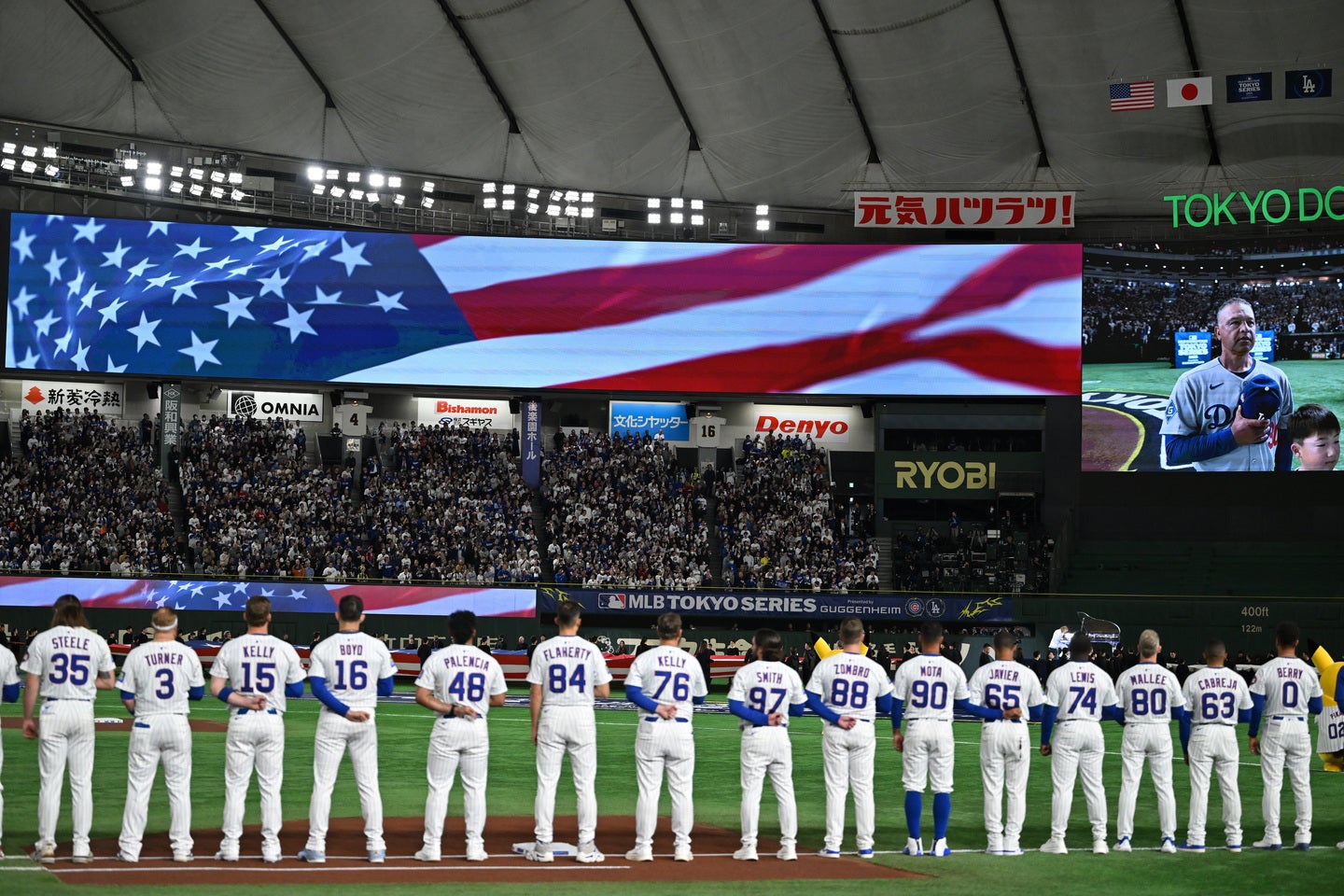 試合前セレモニーには世界的人気キャラクターも登場し、話題になった。(C)Getty Images