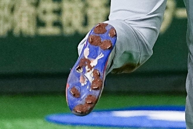 こちらが大谷のスパイク裏面に描かれたデコピンのイラストだ。(C)Getty Images