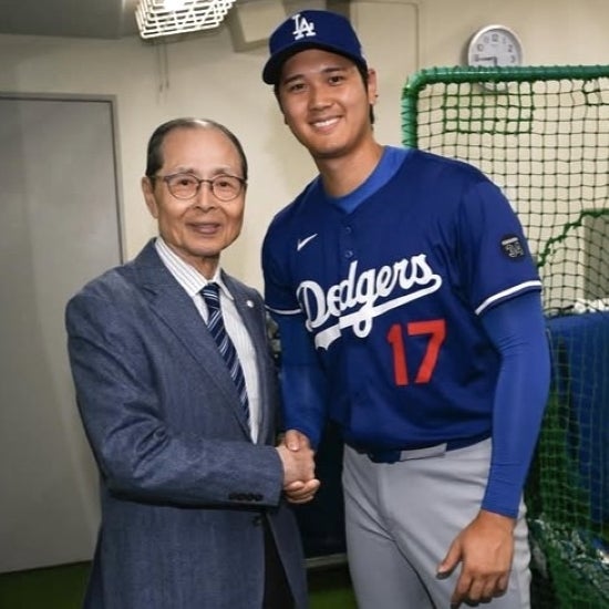 大谷が公開した王貞治氏とのツーショット（画像は大谷翔平公式インスタグラムのスクリーンショット）。