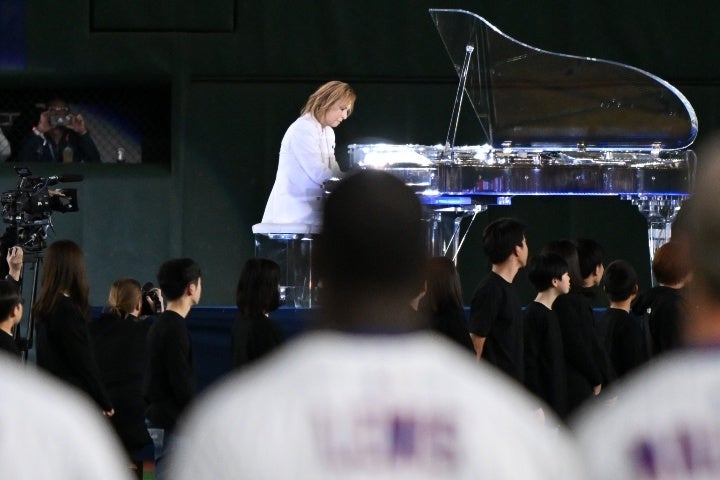 YOSHIKIが日米両国の国歌をピアノで生演奏した。(C)Getty Images