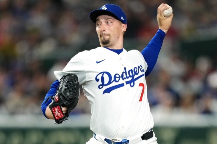 トレーディングカードを手にして童心に返るスネル。(C) Getty Images