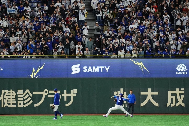 公式練習では大谷が投球練習。観客がスマホで撮影し続けた。(C)Getty Images