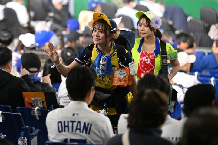 東京ドームの売り子に珍指令があった。(C)Getty Images