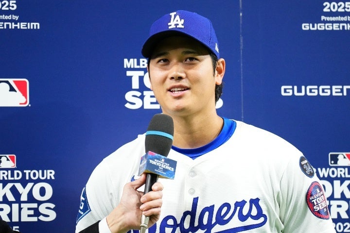 大谷は日本でのMLB公式戦でHRを放ち、お立ち台に上がった。(C)Getty Images