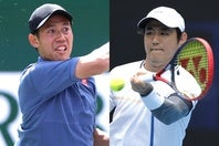 体調不良により試合直前で棄権を表明した錦織圭（左）。これにより西岡良仁（右）との日本人対決は持ち越しとなり、別の相手と試合をした西岡も左肩痛で途中棄権している。(C)Getty Images