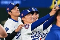 左から大谷、山本、佐々木の日本人トリオはMLB東京シリーズを戦ったあと、記念撮影を行なった。(C) Getty Images