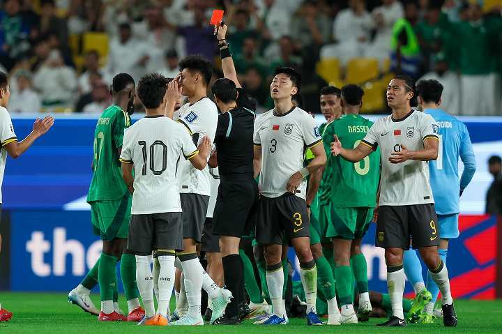 サウジアラビア戦で中国FWリン・リャンミンが危険なプレーで一発退場に。(C) Getty Images