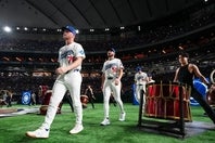 東京ドームで入場するカスパリウス（手前）。妹ケイトさんのSNS投稿が話題を集めた。(C)Getty Images