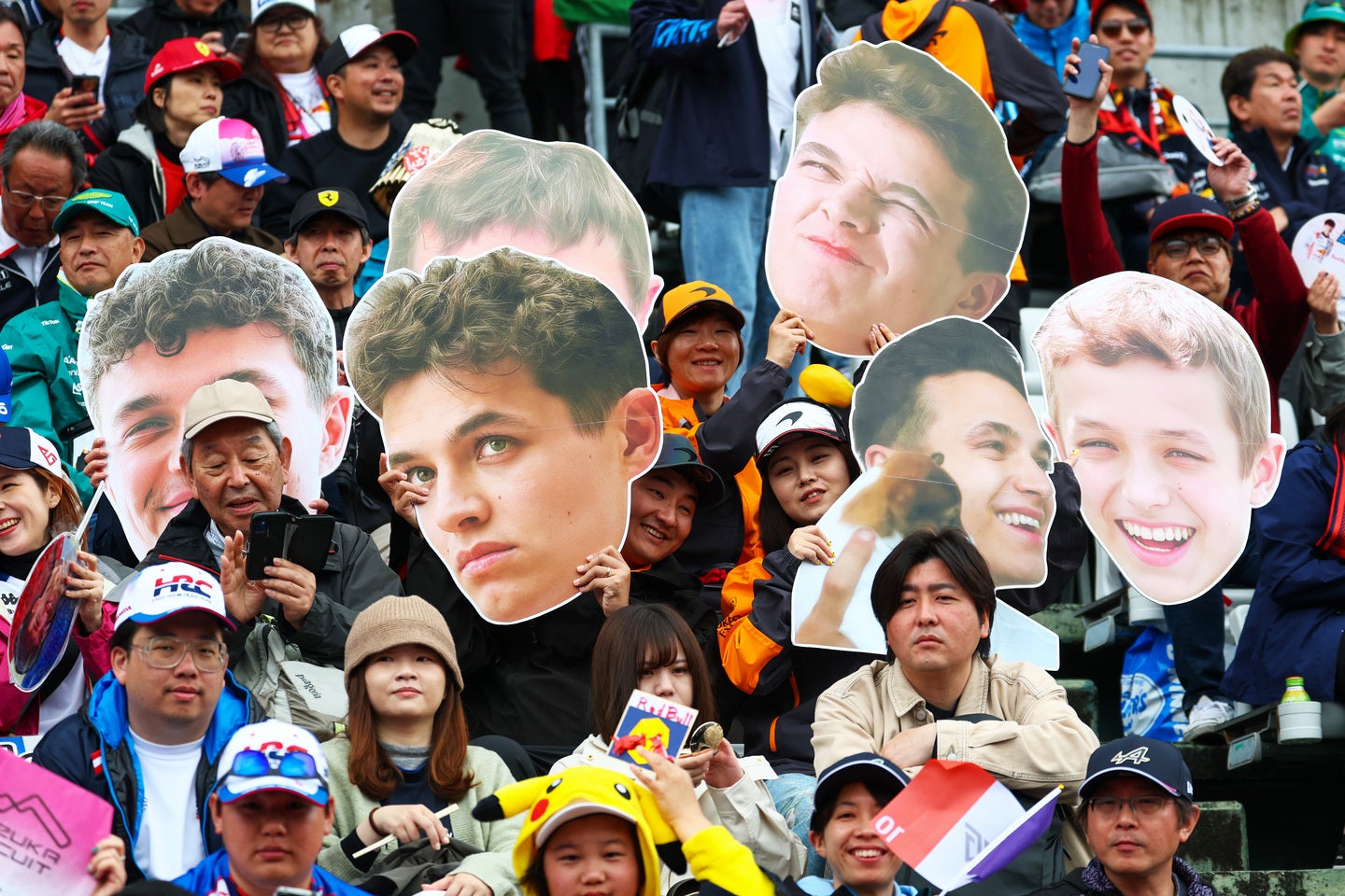 多くのF１ファンが集結した日本GP。中にはお茶の間で人気のお笑い芸人の姿もあった。(C) Getty Images