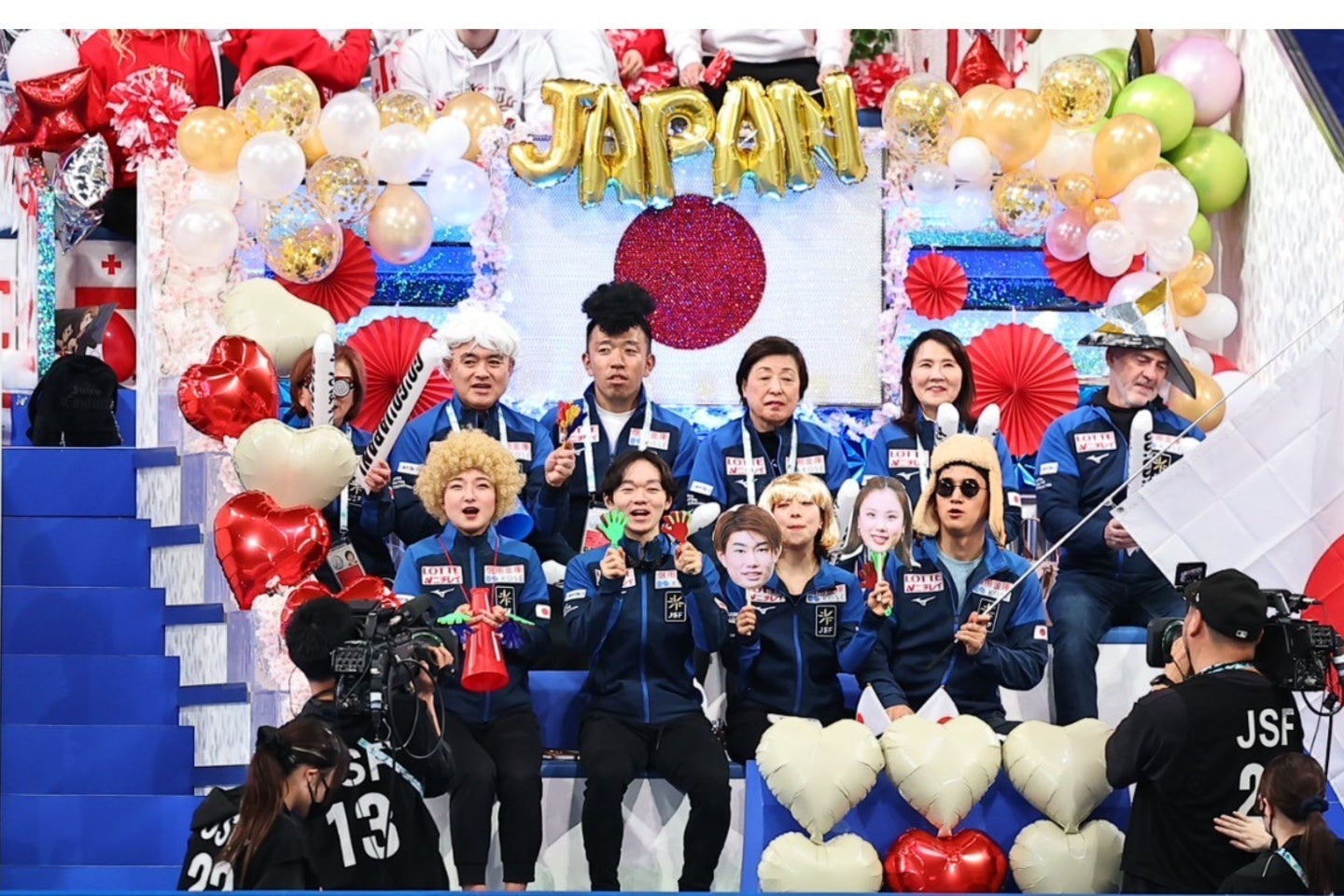 応援席で“うたまさ”に声援を送る日本チーム。写真：梅月智史（THE DIGEST写真部）