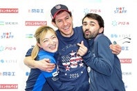 国別対抗戦で米国の主将を務めたジェイソン・ブラウン（中央）。日本の坂本（左）とも笑顔で記念撮影に収まった。写真：梅月智史（THE DIGEST写真部）