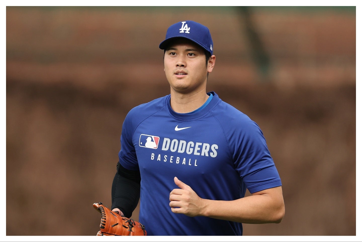 ブルペンで投げず、外野でキャッチボールをした大谷。(C)Getty Images