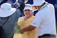 激闘のPOを制し、メジャー初制覇を飾った西郷は歓喜のウォーターシャワーを浴びる。(C)Getty Images